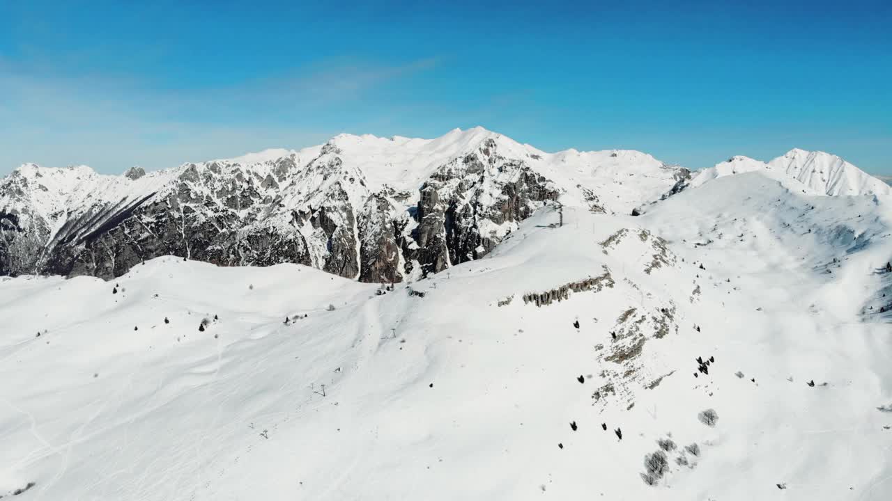 意大利阿尔卑斯山的鸟瞰图，山上有雪。视频素材