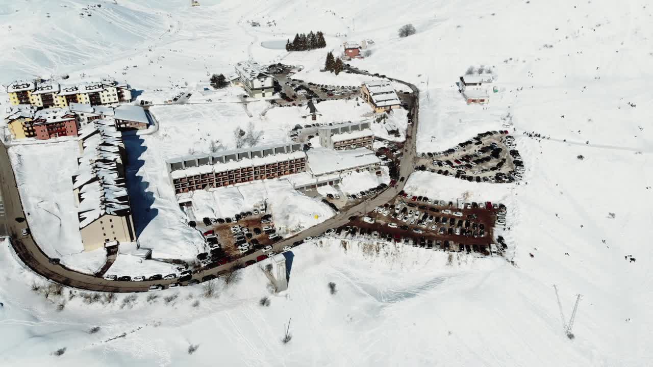 意大利阿尔卑斯山的鸟瞰图，山上有雪。视频素材