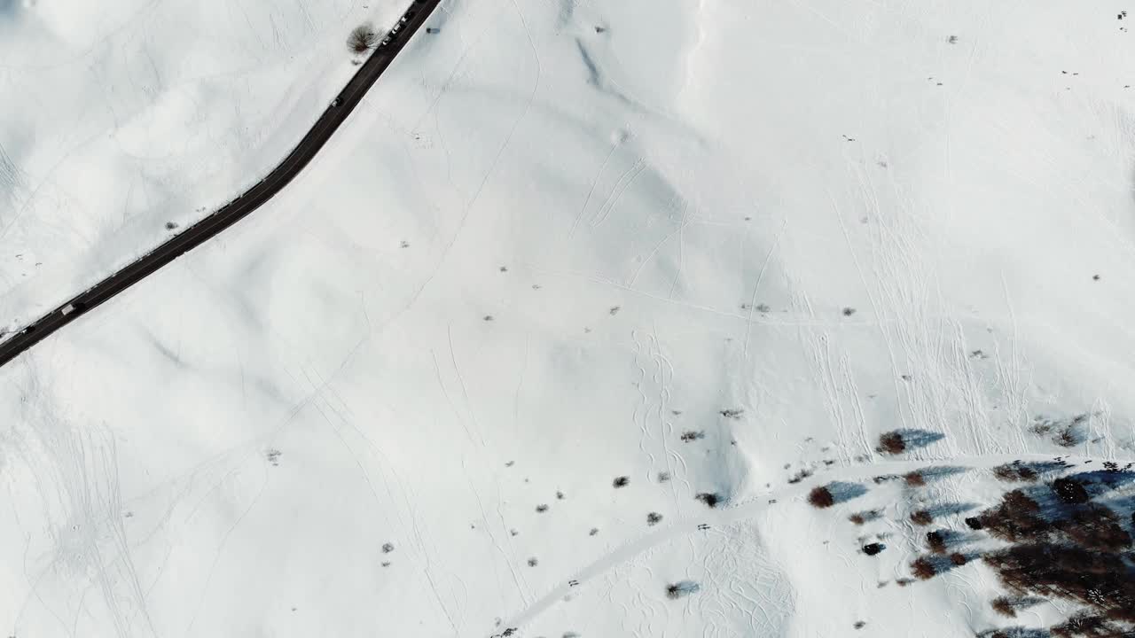 意大利阿尔卑斯山的鸟瞰图，山上有雪。视频素材