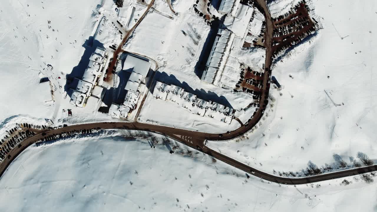 意大利阿尔卑斯山的鸟瞰图，山上有雪。视频素材