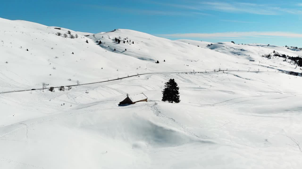 意大利阿尔卑斯山的鸟瞰图，山上有雪。视频素材