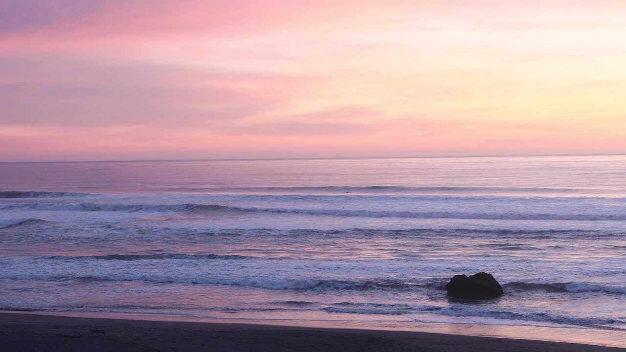 海滩上充满活力的日落颜色视频素材