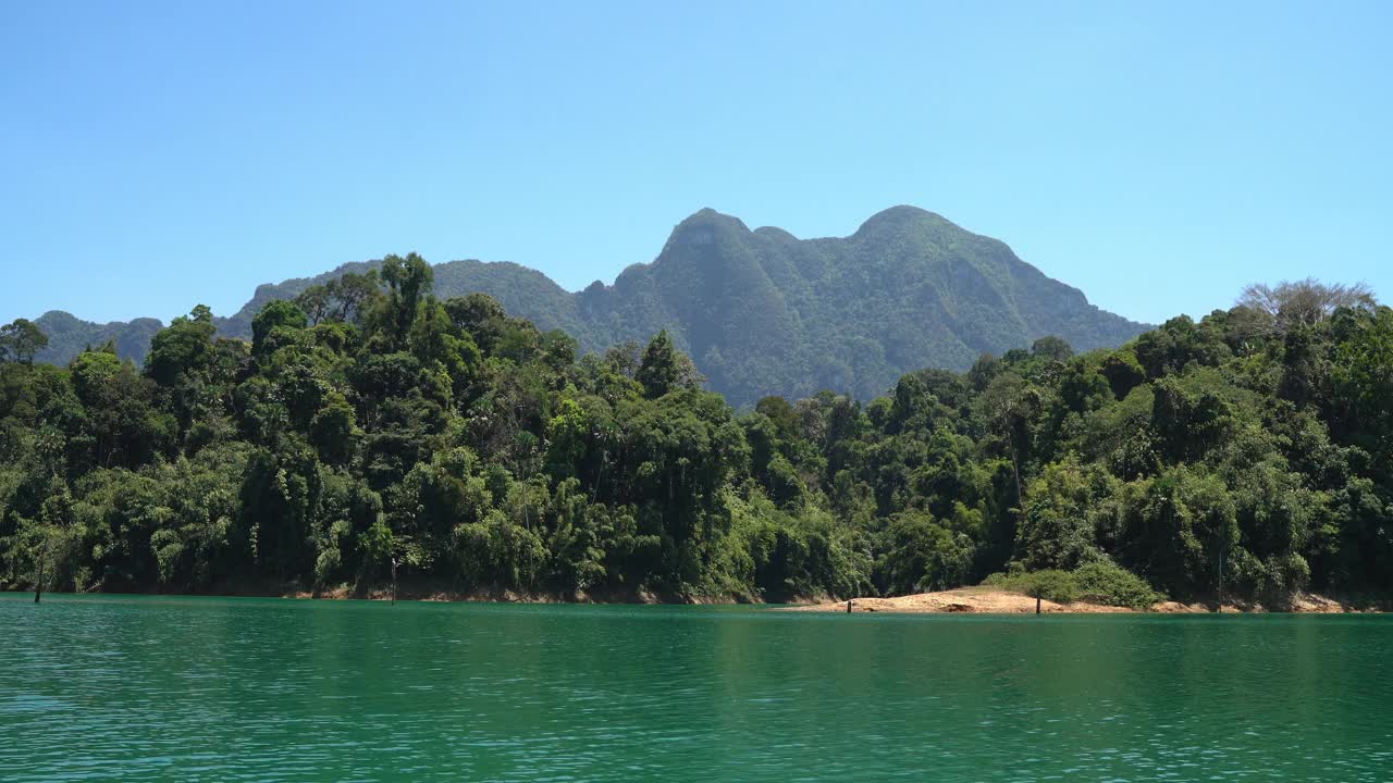 汽艇经过美丽的考索湖，俯瞰如画的风景。船相机拍摄视图。美丽的自然和旅行4K概念视频。视频素材