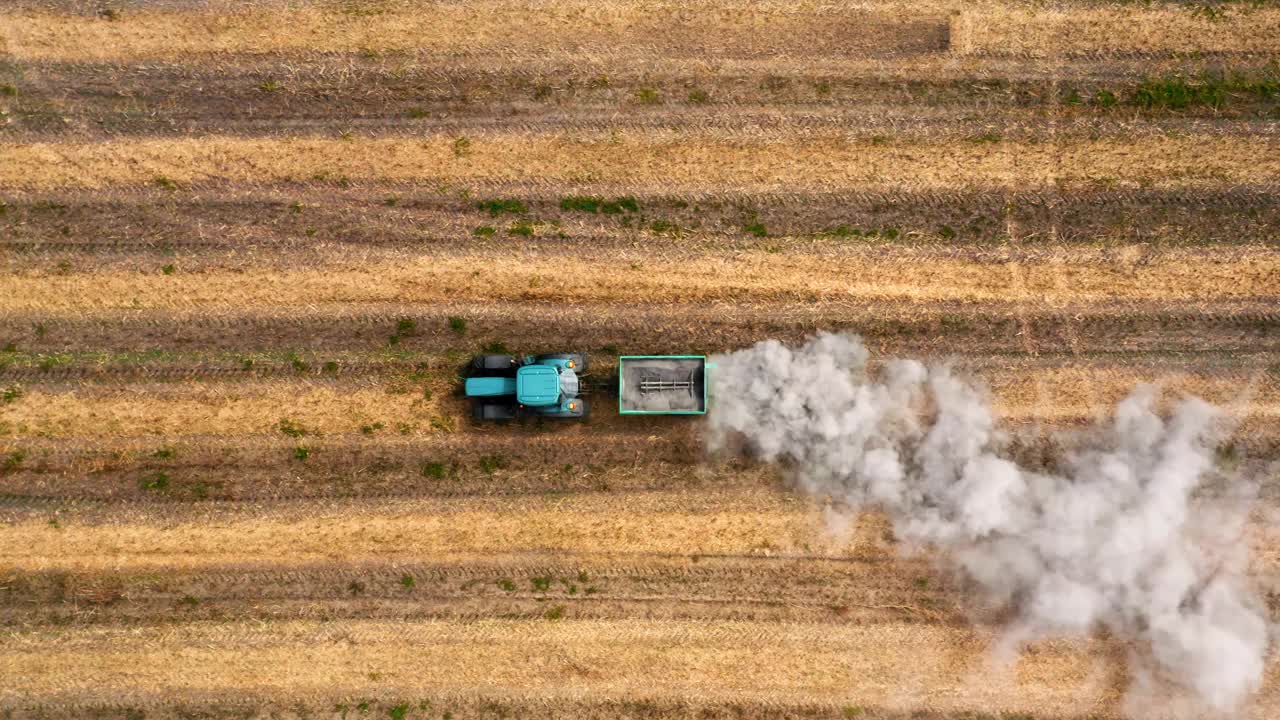 拖拉机在旱地犁地。农业在波兰。鸟瞰图视频素材