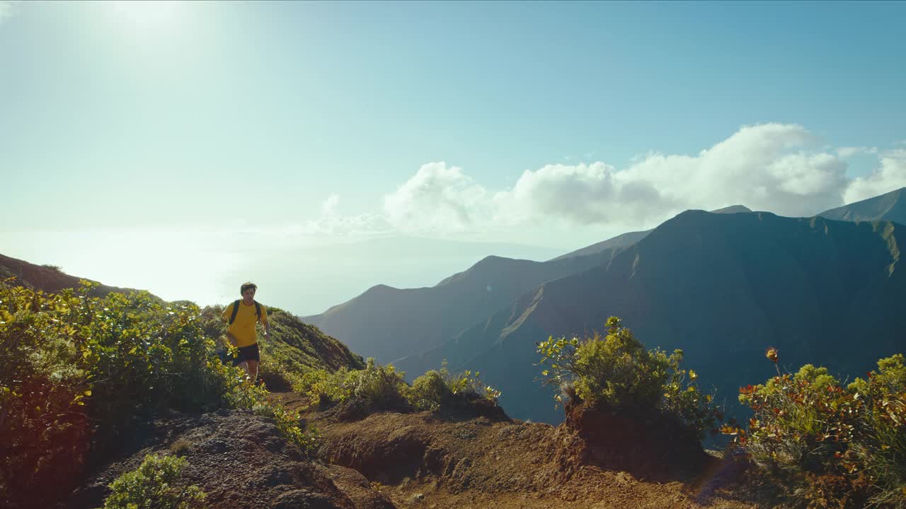 健康的夫妇在黄昏的山路上跑步，惊险的运动景色，适合的生活方式，拍摄在红色电影的慢动作视频素材