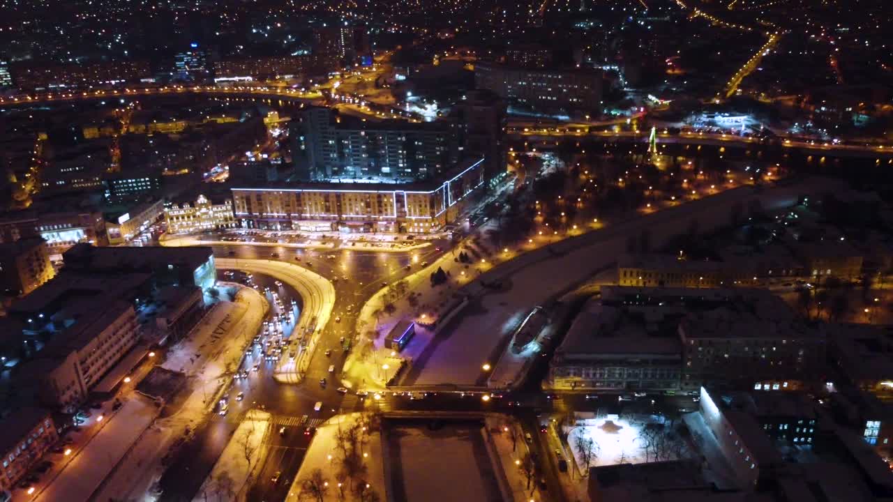 夜晚哈尔科夫市的街道，斯克沃斯特利卡的空中视频素材