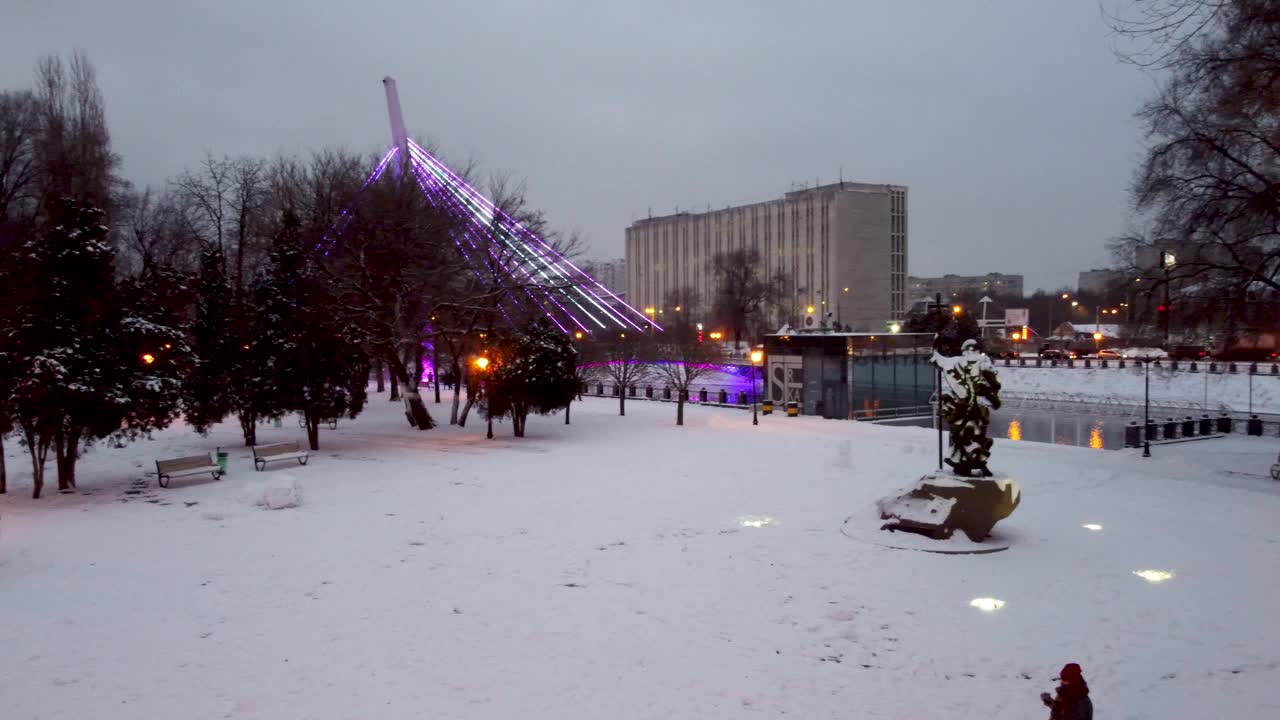 在傍晚飞行在Skver Strilka，下雪的哈尔科夫城市视频素材