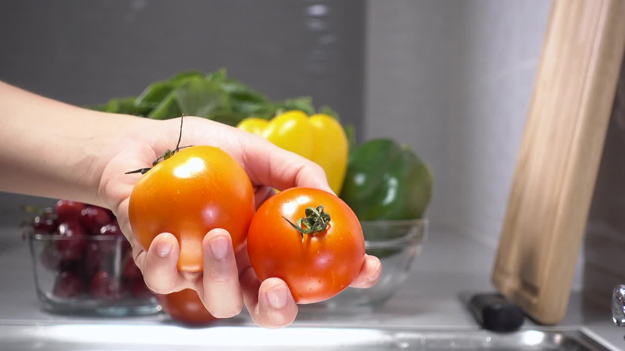 女人洗手，准备做素食沙拉视频素材