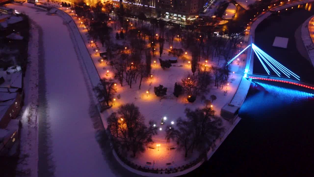 在灯火通明的哈尔科夫斯克沃斯特瑞卡市上空飞翔视频素材