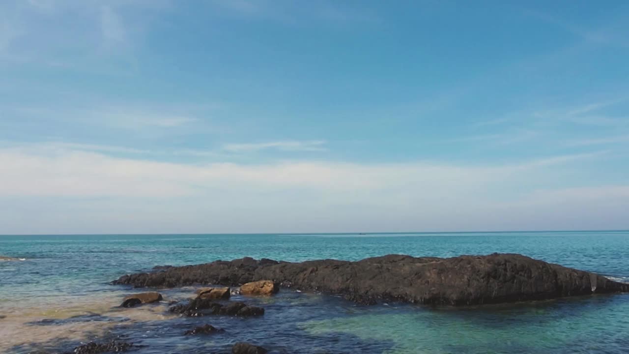 充满活力的海水，闪亮的海洋。水中的石头居住在热带海洋水下的海洋生物。水中的蓝色与棕色岩石形成对比。放松和清新的场景背景。视频素材