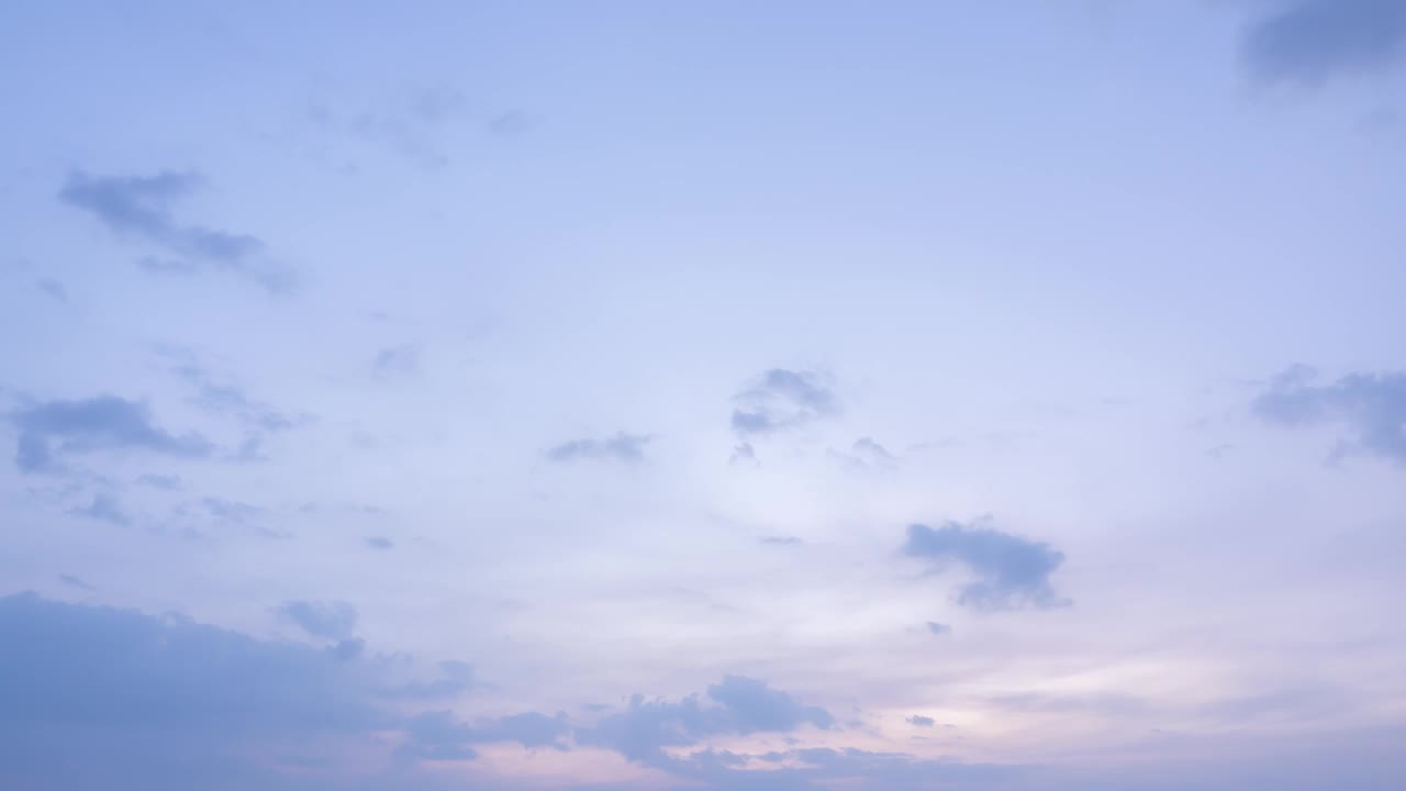 天上七彩的日出，日落的天空。黎明的移动和黄昏的景观背景。在冬季的云风景的时间流逝。自然背景b-roll镜头用于旅行视频墙纸。视频素材