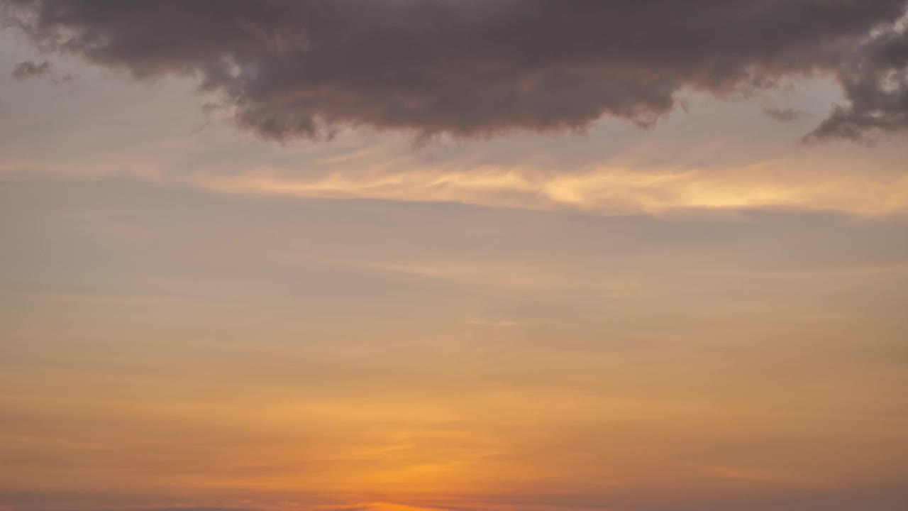 丰富多彩的《暮光之城》的格局。摩天大楼的自然背景。广角红天空在海上令人惊叹。水平cloudscape。云在海洋中移动的慢动作。Timelapse b roll footage晚上视频素材