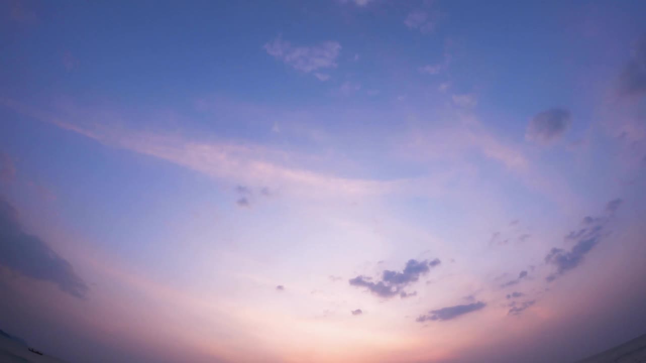 天上七彩的日出，日落的天空。黎明的移动和黄昏的景观背景。在冬季的云风景的时间流逝。自然背景b-roll镜头用于旅行视频墙纸。视频素材