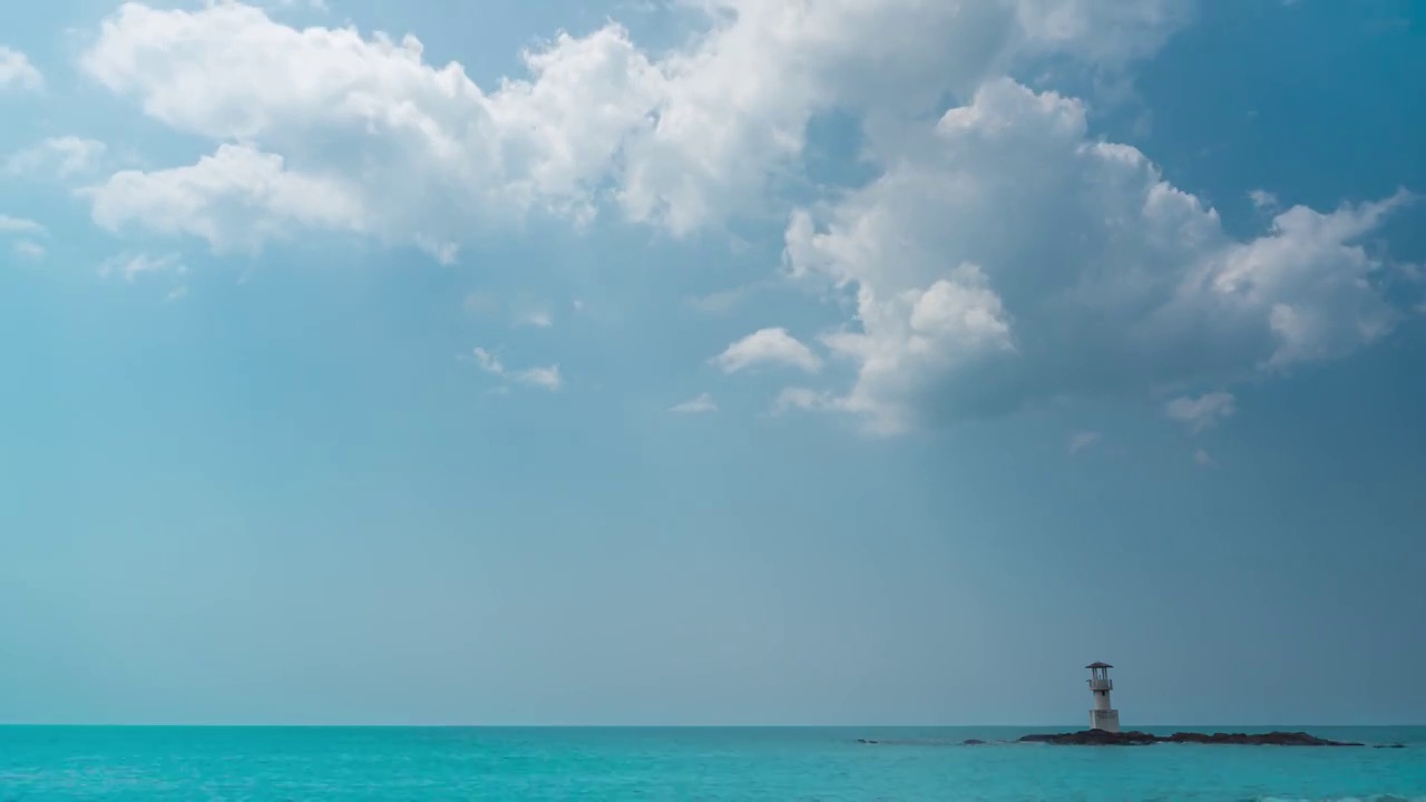 在阳光明媚的日子里，大海和蓝天。暑假去泰国海滩旅游。Cloudscape b滚动镜头自然背景。阳光照射在水面上。热带海洋的鸟瞰图。视频素材