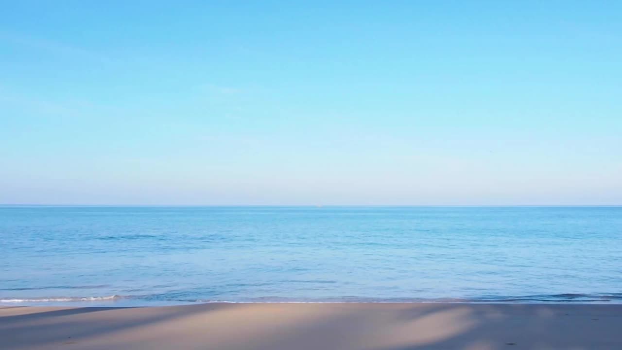 晴空万里，阳光明媚。阳光照在海面上。阳光在水面上的反射旅行者的天堂。到热闹的地方度假旅行。海滩,天空背景。视频素材