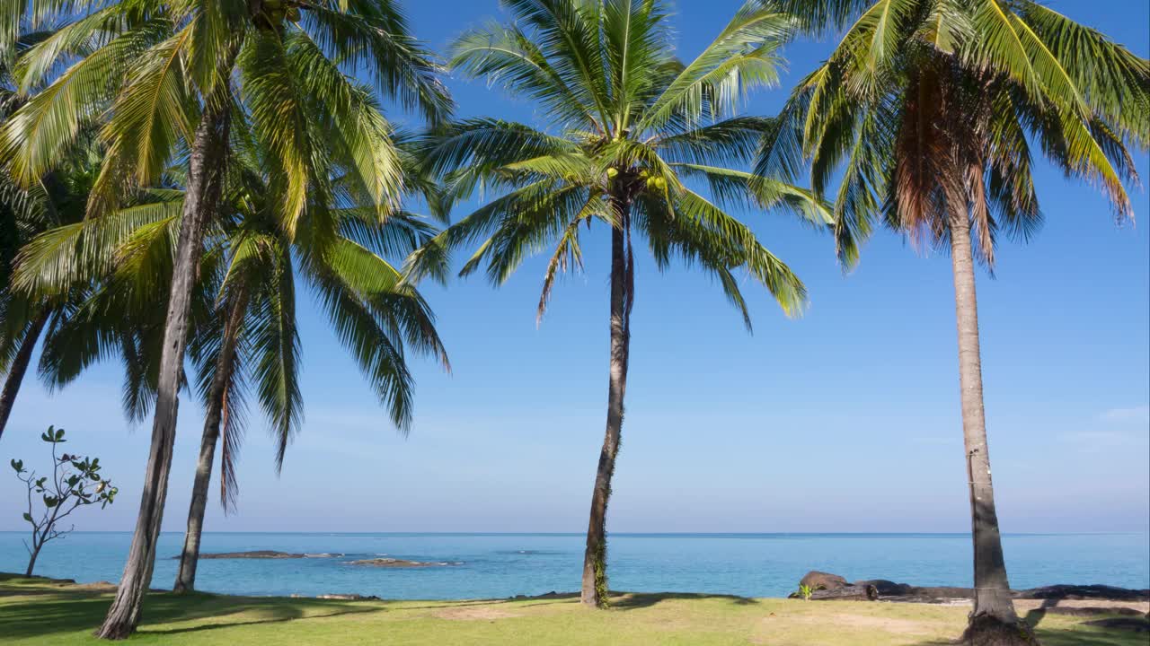 热带海洋，白色的沙滩，蓝色的天空背景。暑假去泰国南部的海滩。阳光明媚的天堂景观。去自然。海景的背景画面。视频素材