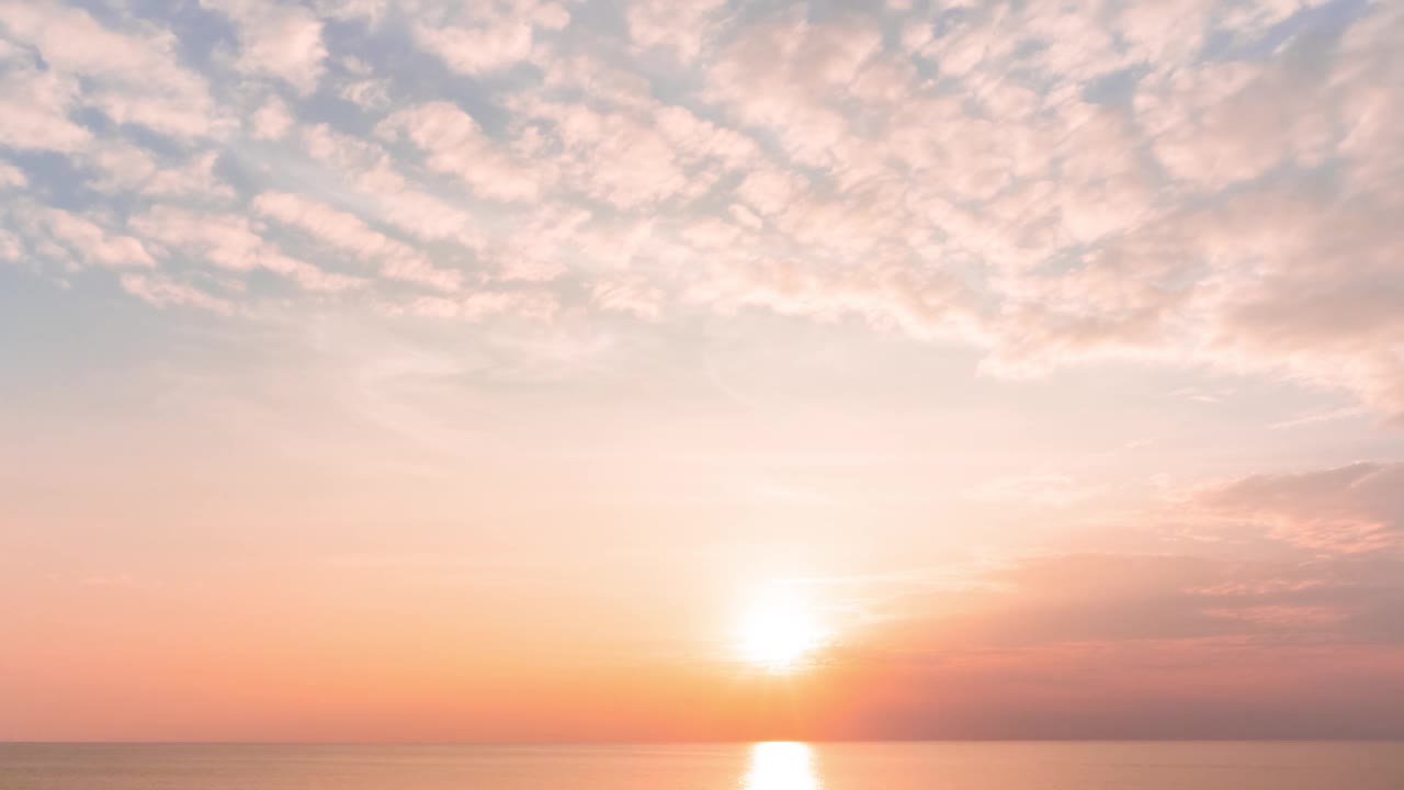 时间流逝的日落天空，橙色柔和的傍晚在夏季炎热的天气。乌云遮住了太阳。阳光穿过乌云。海面上的日落。旅行热带海滩和海洋视频素材