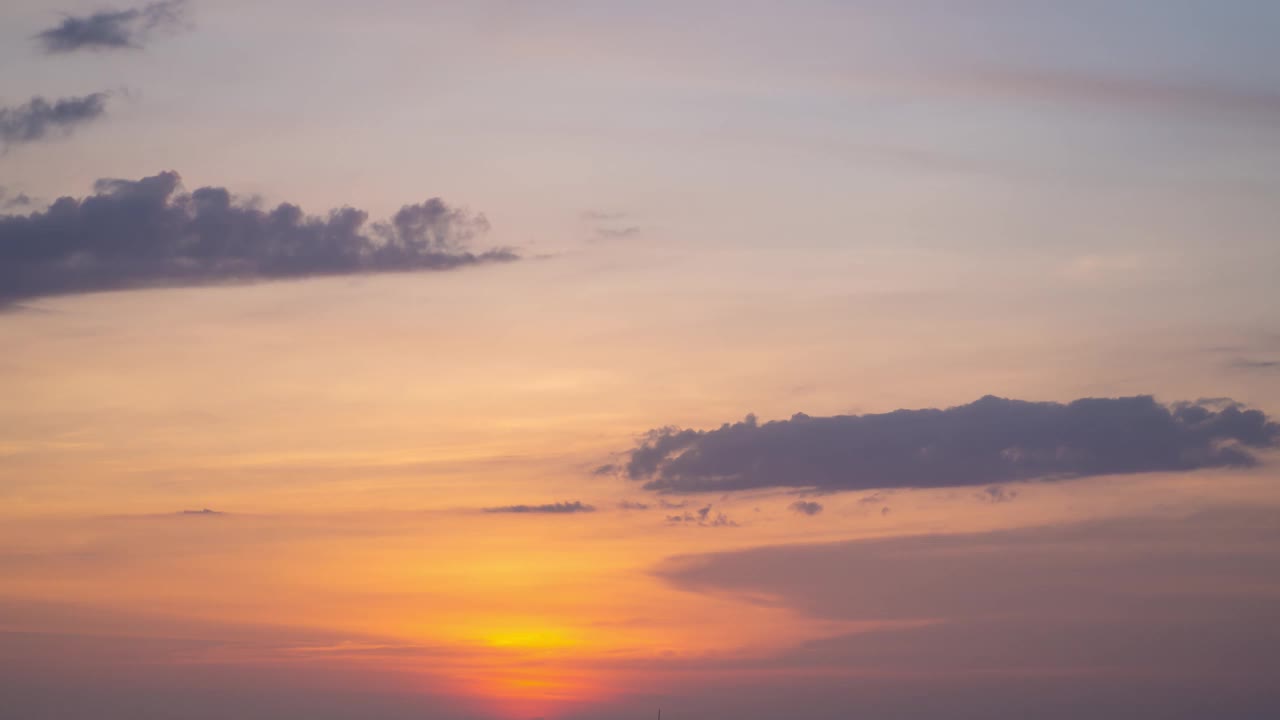 时间流逝的日落天空，橙色柔和的傍晚在夏季炎热的天气。乌云遮住了太阳。阳光穿过乌云。海面上的日落。旅行热带海滩和海洋视频素材