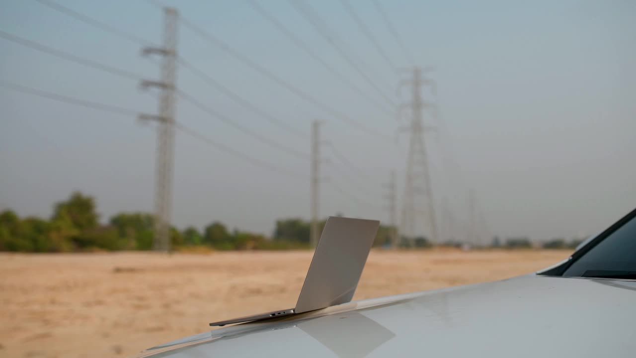 工程师们正在调查建筑工地笔记本电脑里的图纸。视频下载