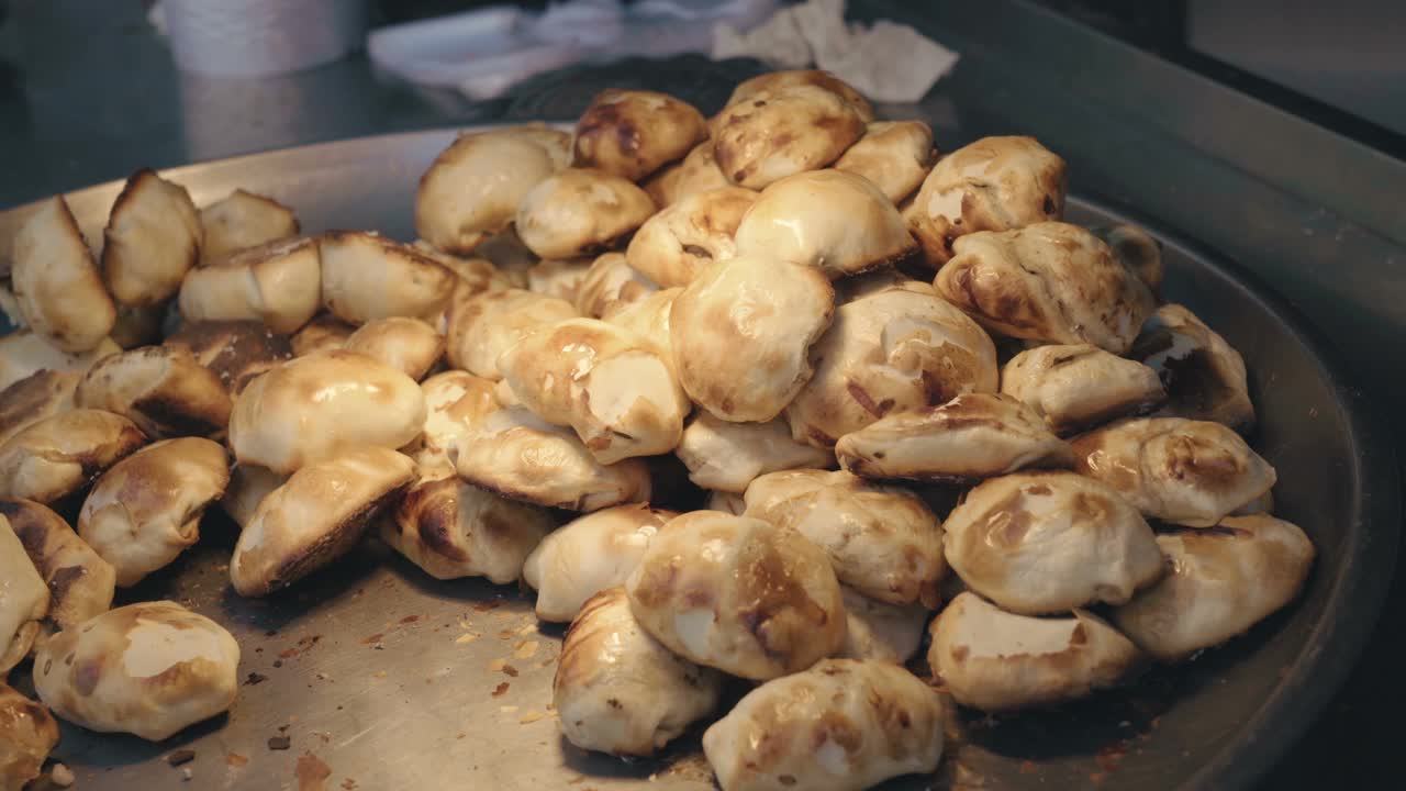 新疆传统食物——烤馒头，新疆，中国。视频素材