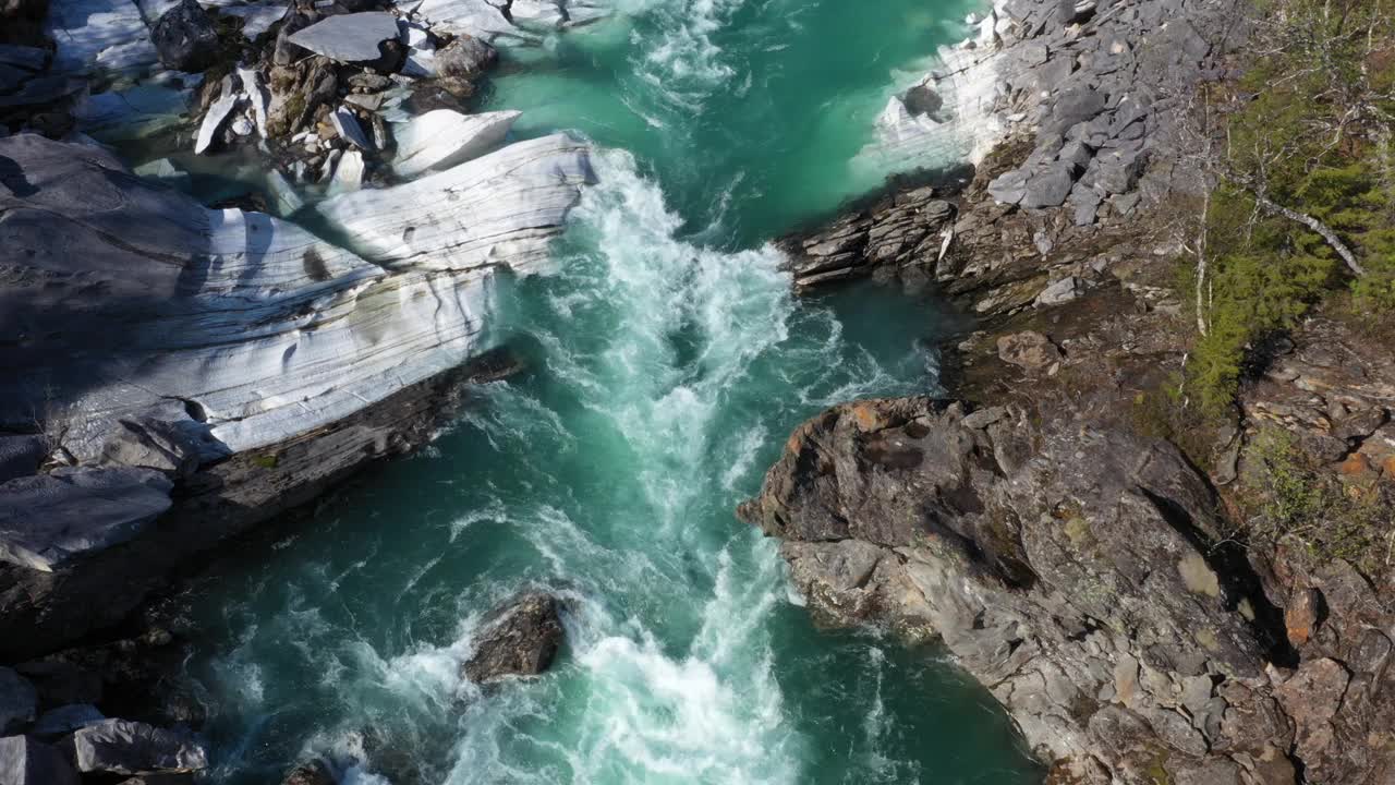 空中垂直视图的表面的山区河流格洛马加，Marmorslottet, Mo i Rana视频素材