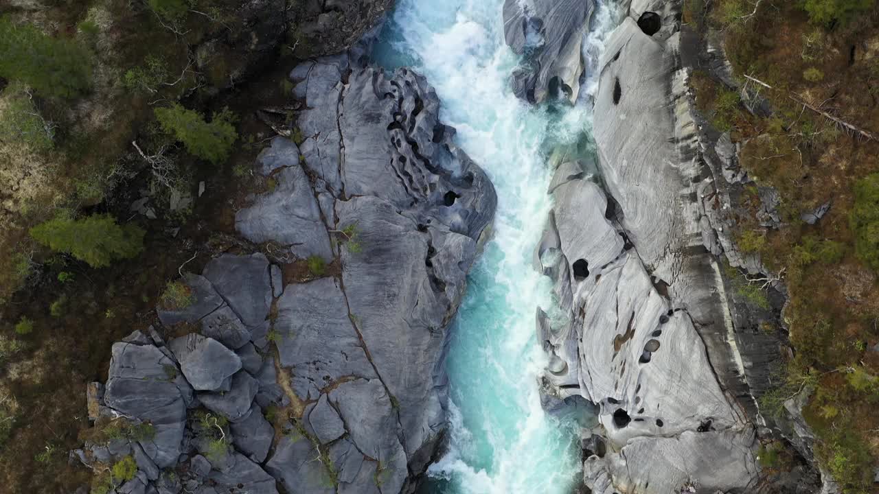 空中垂直视图的表面的山区河流格洛马加，Marmorslottet, Mo i Rana视频素材