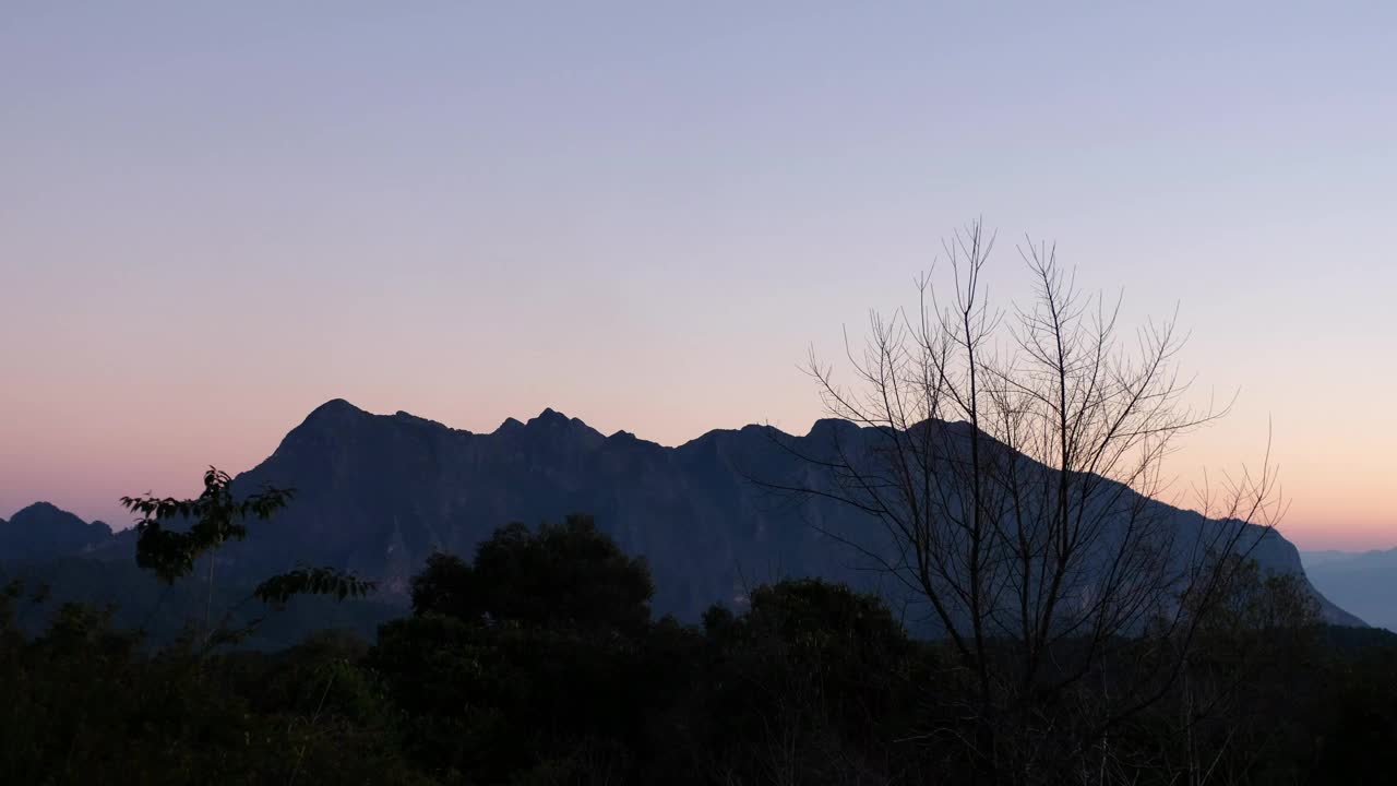 美丽的山景和日落前的黎明天空视频素材