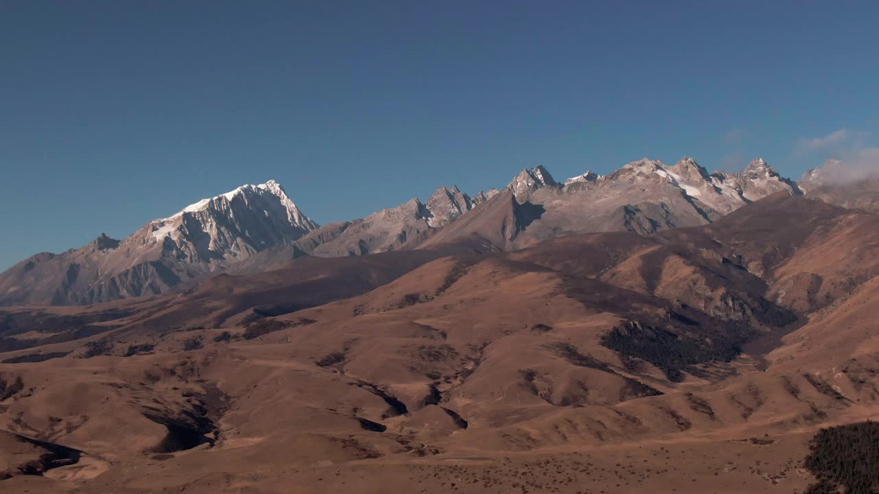 4K无人机镜头:高原和山脉鸟瞰图视频素材