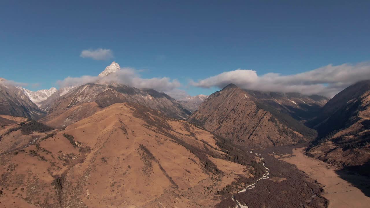 4K无人机镜头:高原和山脉鸟瞰图视频素材