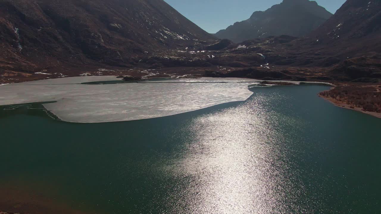 4K无人机镜头:高原和山脉鸟瞰图视频素材