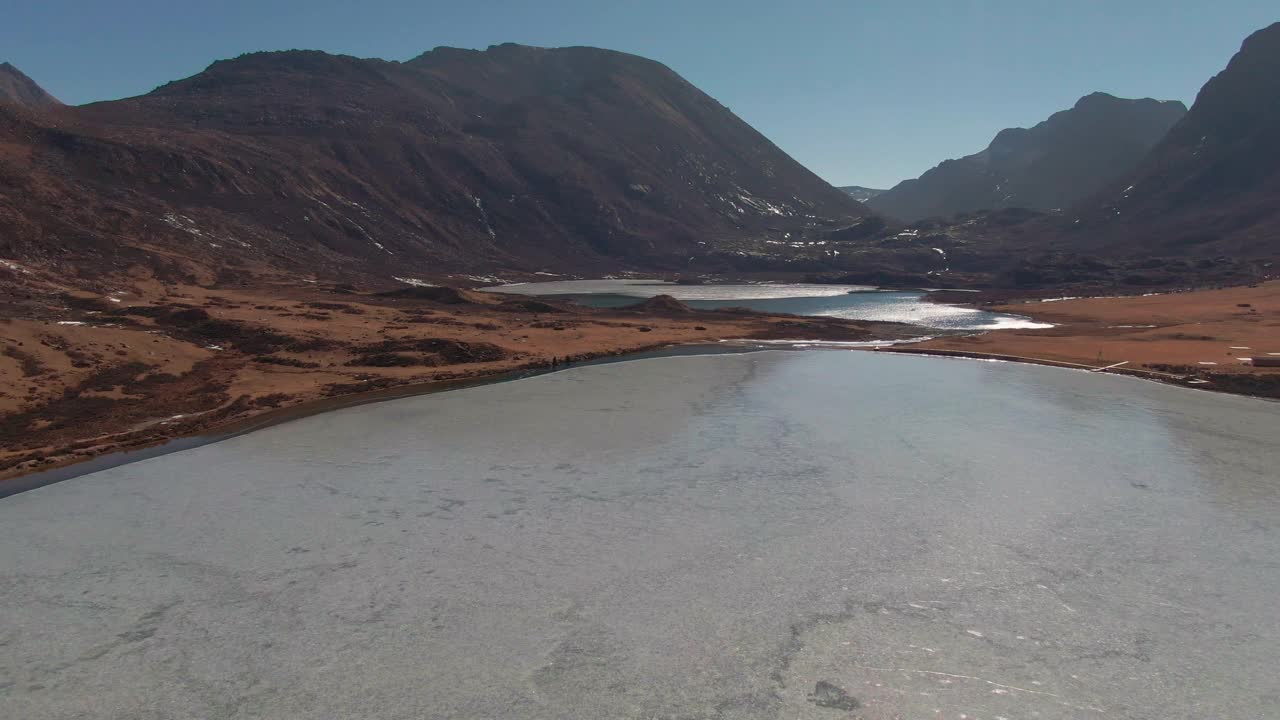 4K无人机镜头:高原和山脉鸟瞰图视频素材