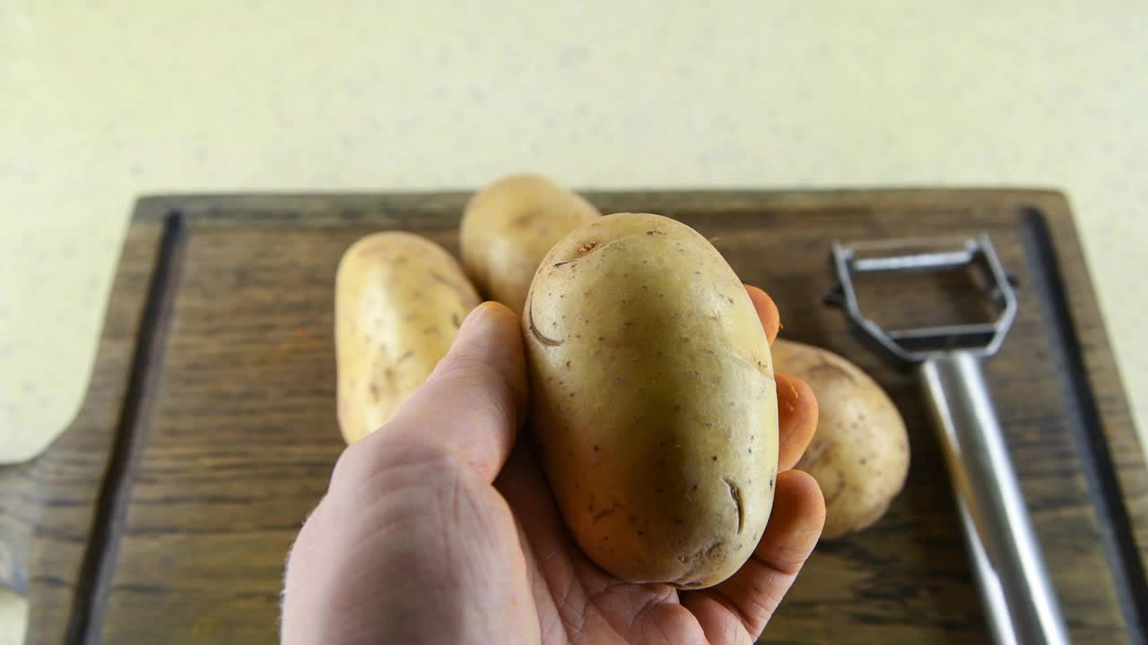 人们用削皮器削土豆视频素材