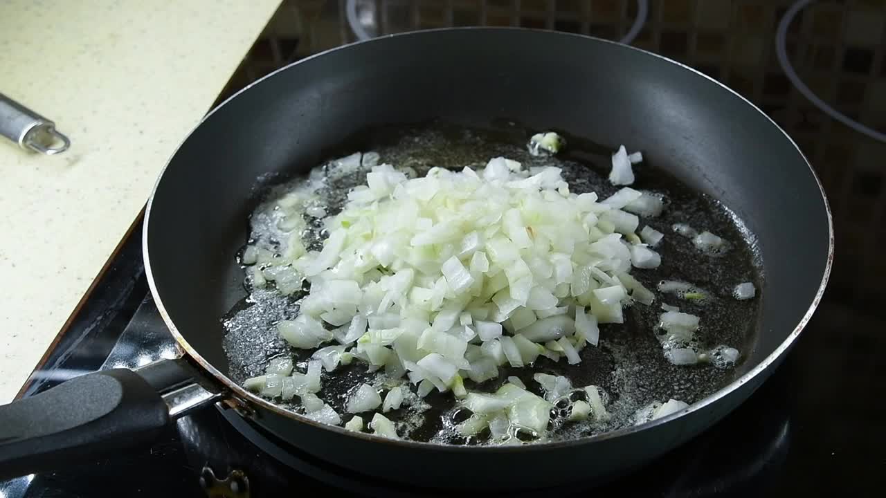 将切碎的洋葱和大蒜混合视频素材