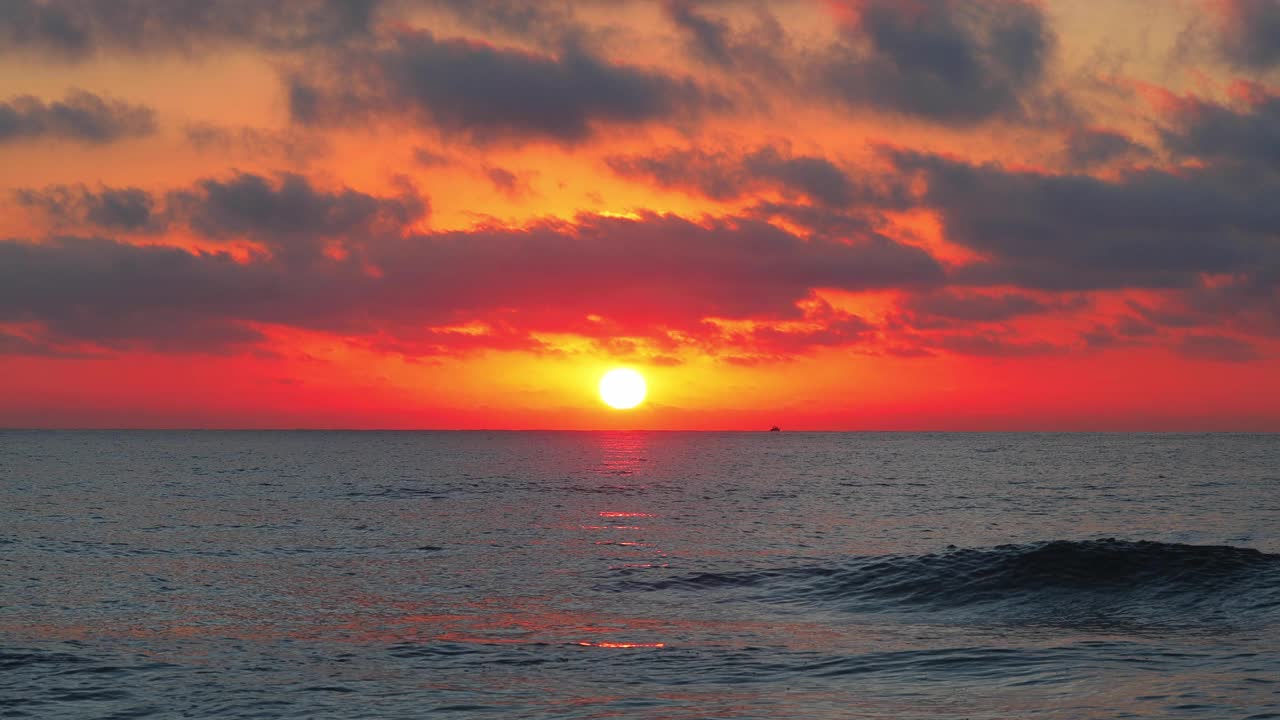 大海日出，浪花溅在沙滩上视频素材