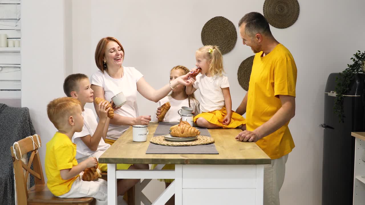 幸福的一家人在家里共进早餐视频素材