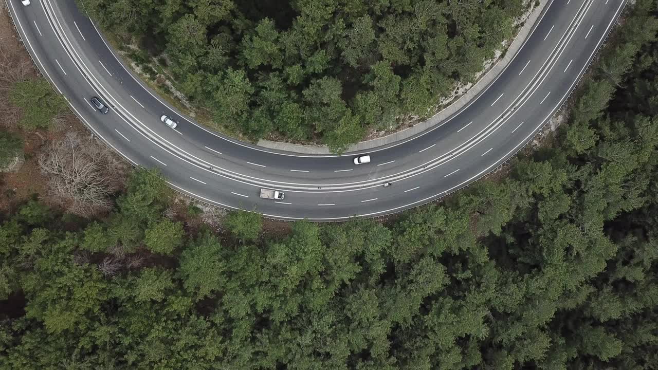 蜿蜒的山路和车辆视频素材