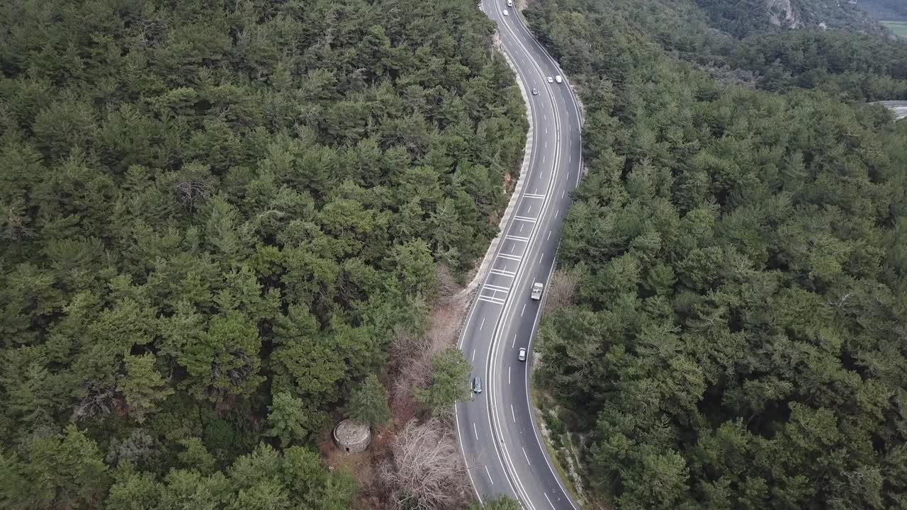 蜿蜒的山路和车辆视频素材