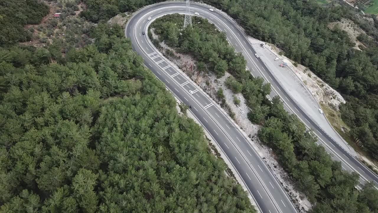 蜿蜒的山路和车辆视频素材