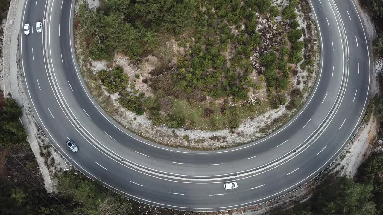 红色挑战，车辆在蜿蜒的山路上行驶视频素材