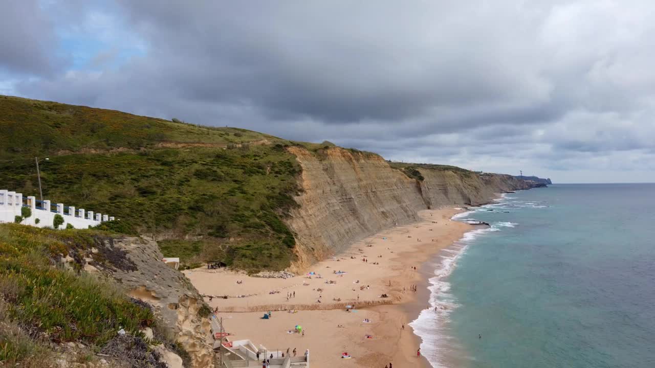 时间流逝海上多云。戏剧性的云，浪花在海边的海滩上飞溅。Magoito海滩辛特拉，葡萄牙视频素材