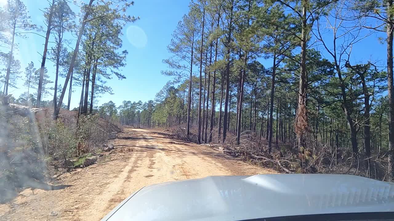 在泥泞的道路上驾驶4x4视频素材