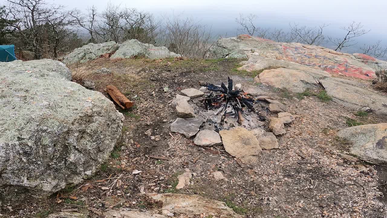 篝火阴燃在风景俯瞰视频素材