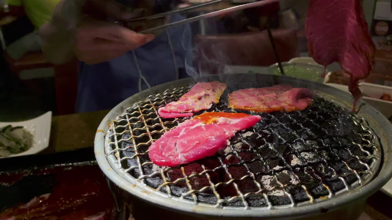 日式烧烤烧肉配日式和牛肉片。视频素材