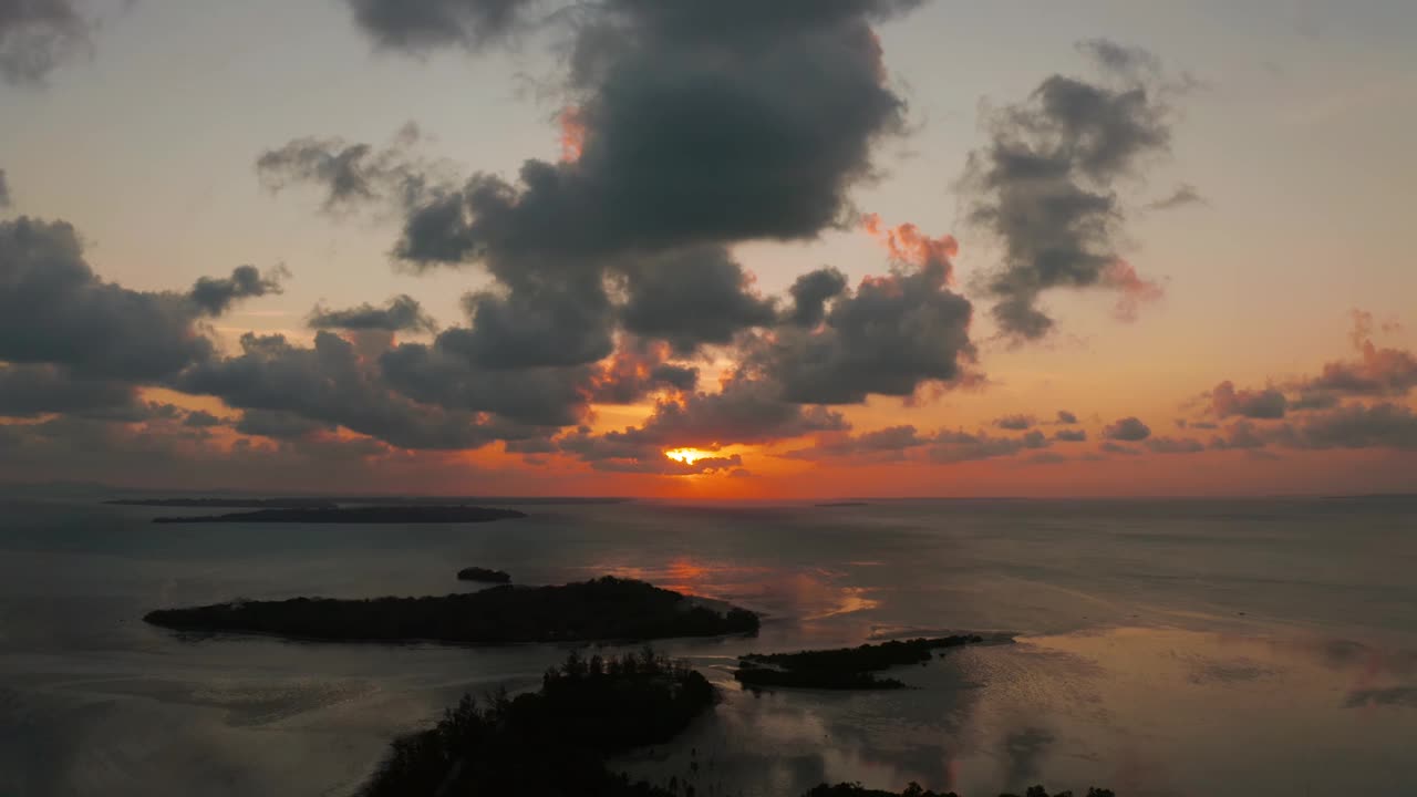 热带岛屿上缤纷的日落视频素材