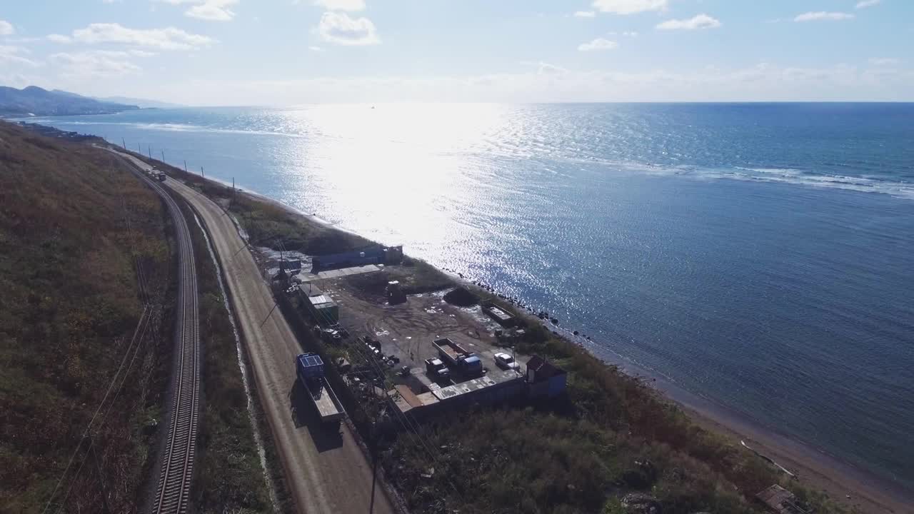 空卡车行驶在平静的海边的高速公路上视频素材