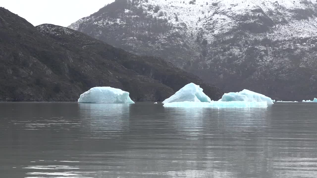 巴塔哥尼亚冰川湖中的冰山。智利。视频素材