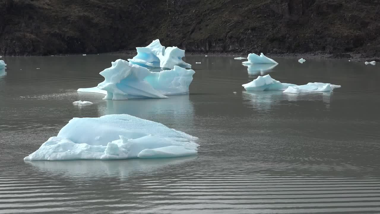 巴塔哥尼亚冰川湖中的冰山。智利。视频素材