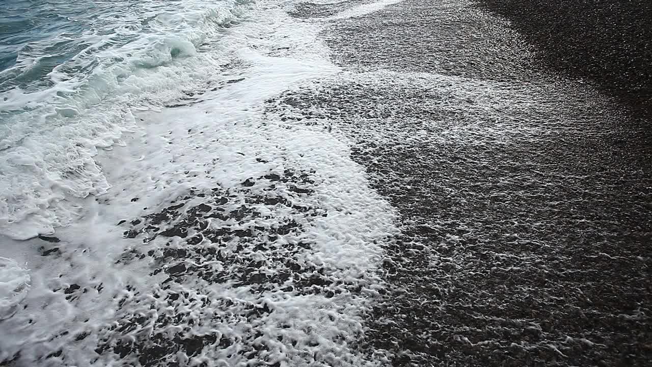 海浪，海浪在一个阴天的石头海岸，侧视图。视频素材