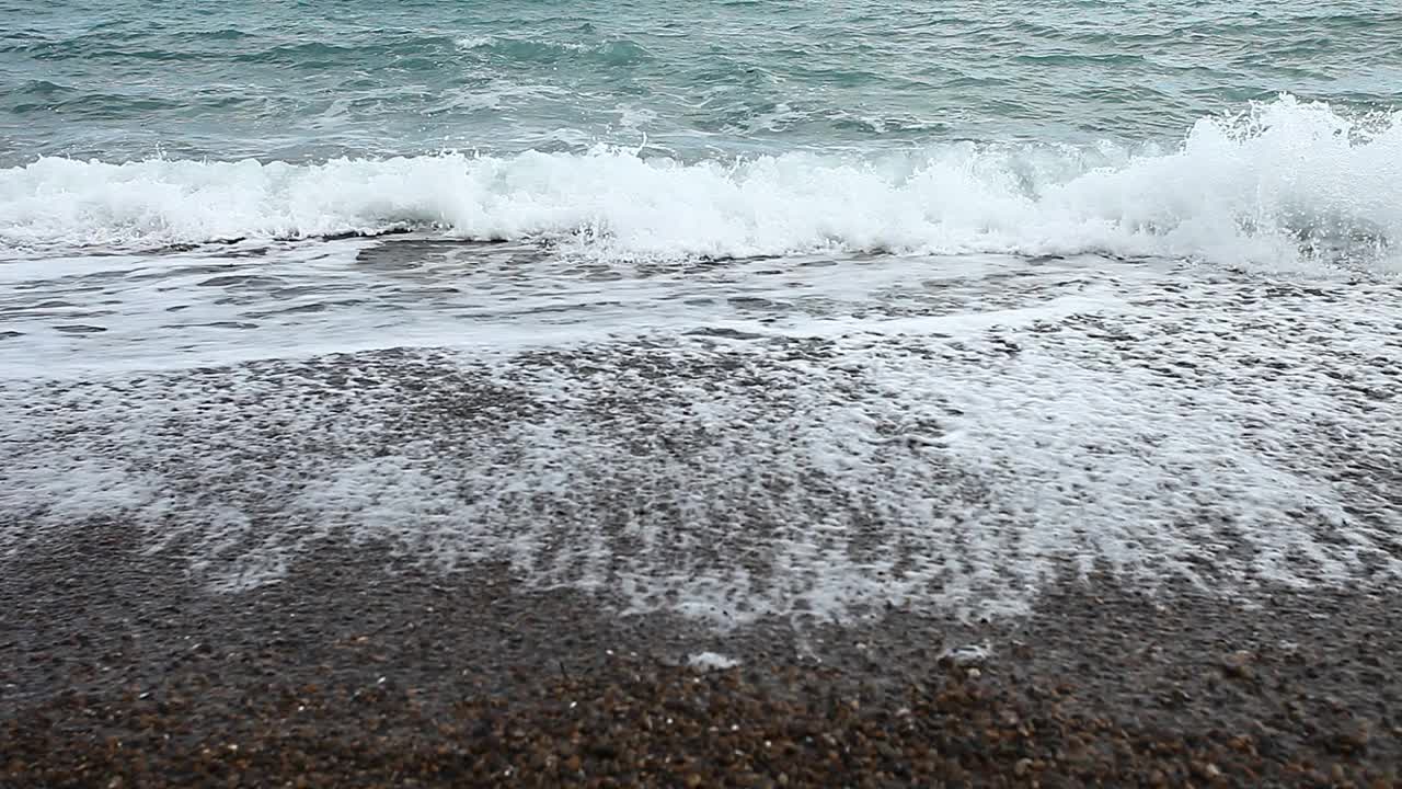 海浪，海浪在一个阴天的石头海岸，正面观看。视频素材