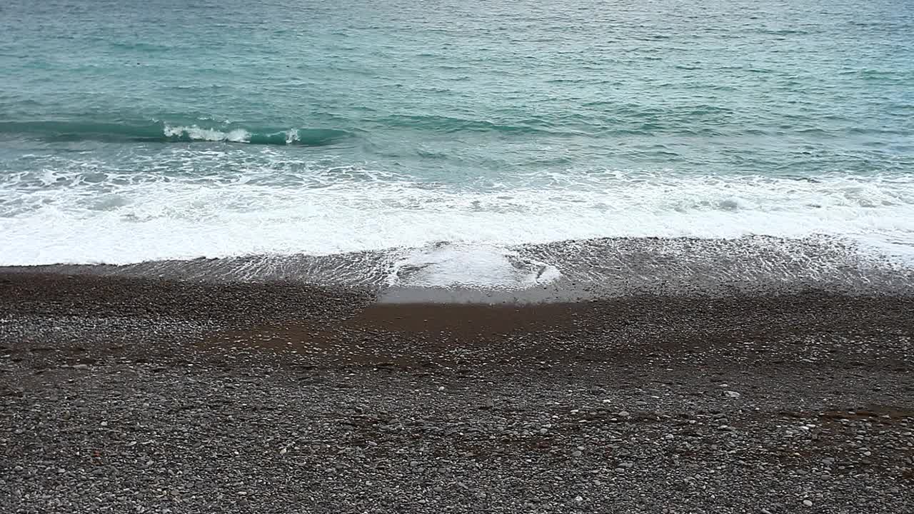 海浪，海浪在一个阴天的石头海岸，正面观看。视频素材